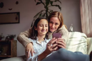 KIDS Act : l’UE ambitionne un texte pour protéger les jeunes sur les réseaux sociaux et responsabiliser les parents